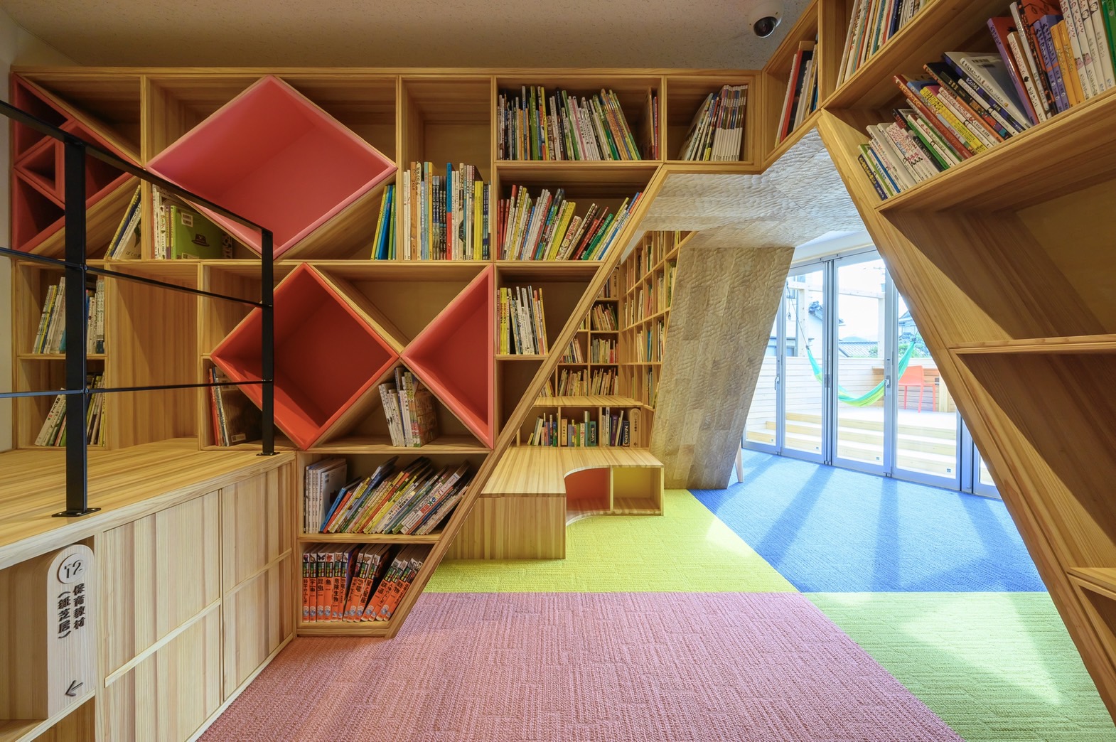 外部サービスや店舗と連携して図書館を充実